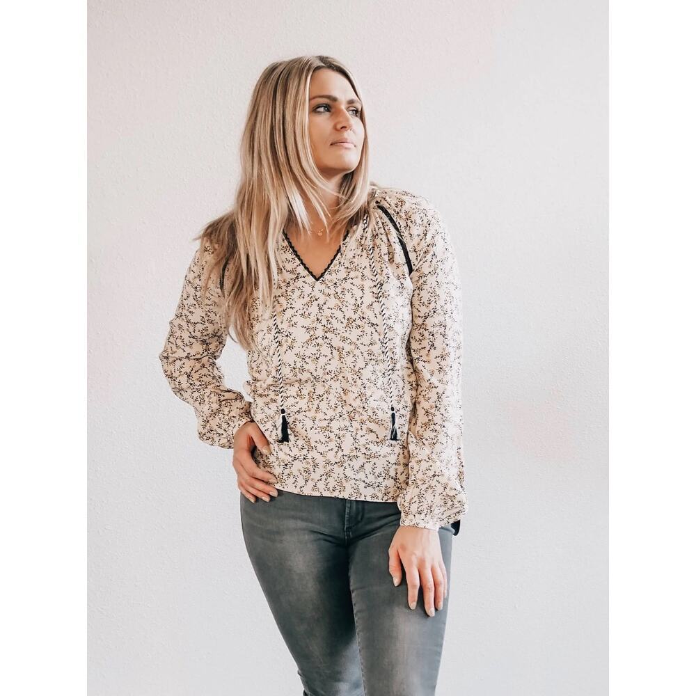 CUPCAKES AND CASHMERE Halston Cameo Rose Print V-Neck Blouse Size Large